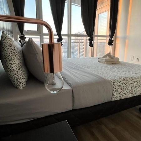 Stunning Luxurious Lakeview Condo By Cn Tower Торонто Екстер'єр фото
